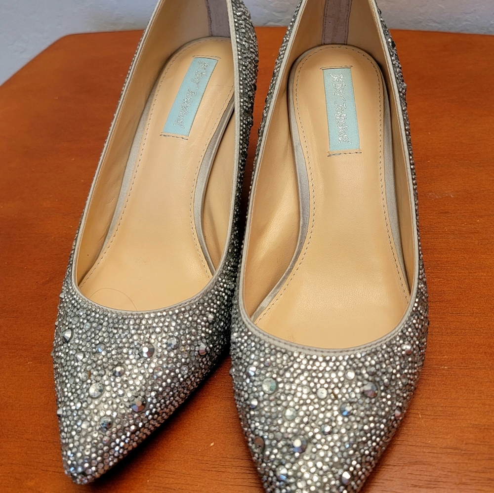 Blue by Betsey Johnson SB-JORA pump in box